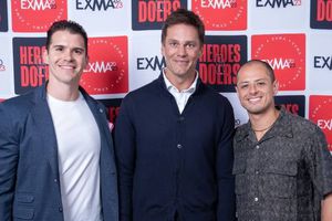 Cuestionan en ESPN a Sergio Dipp por amistad con Chicharito Hernández en vivo