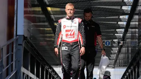 Gunther Steiner criticó a Magnussen por accidente con Checo: "¿Qué mier** fue eso?"