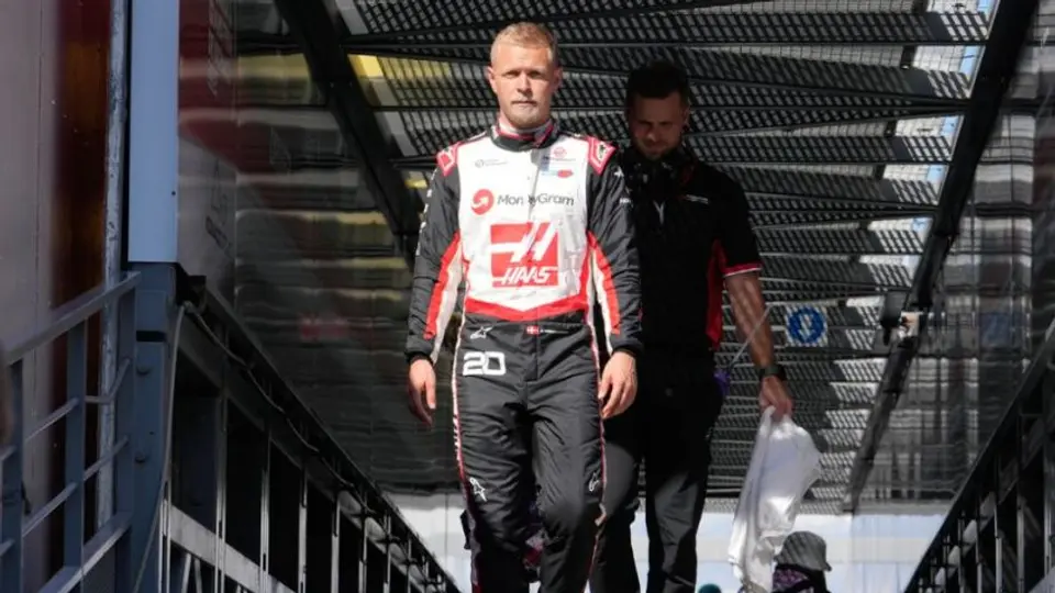Gunther Steiner criticó a Magnussen por accidente con Checo: "¿Qué mier** fue eso?"