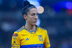 Jennifer Hermoso recibe un divertido pastelazo por su cumpleaños en Tigres Femenil