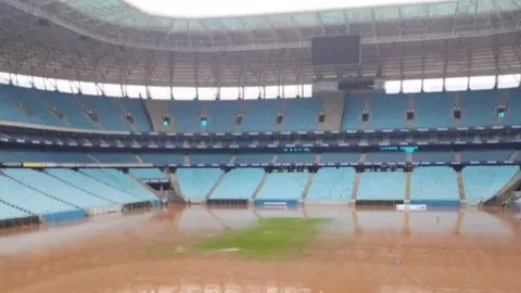 Fuertes inundaciones invaden el estadio del Gremio, reportan personas fallecidas y desaparecidas