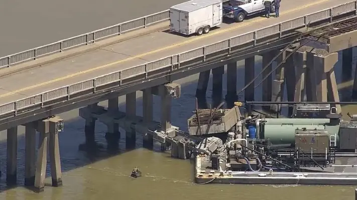 Barco choca contra puente en Texas, provocando un derrame de petróleo