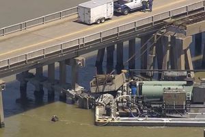 Barco choca contra puente en Texas, provocando un derrame de petróleo