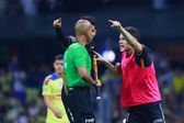 Jugadores de Pachuca hacen polémicas señas al árbitro tras ser eliminados por América