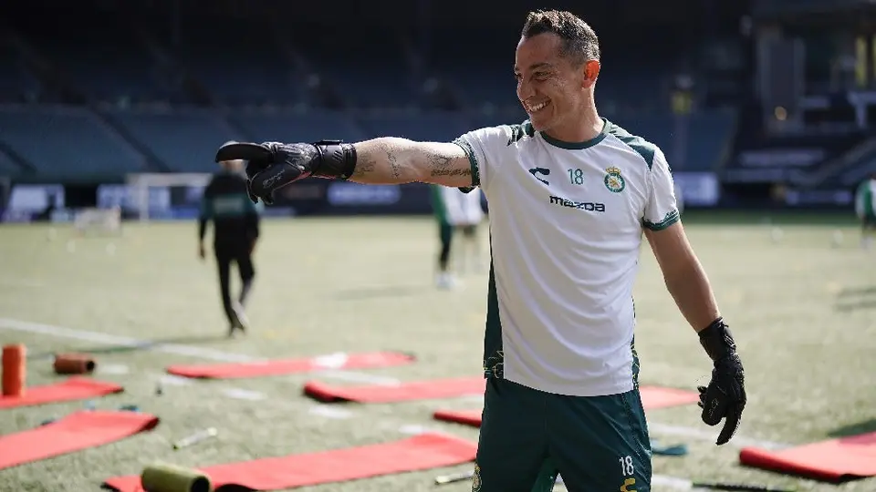Andrés Guardado es elogiado por Alejandro Fernández en medio de concierto