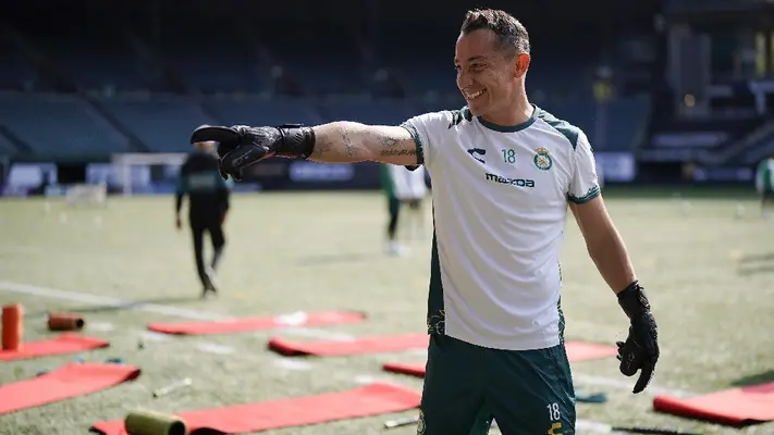 Andrés Guardado es elogiado por Alejandro Fernández en medio de concierto