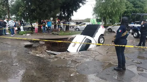 Cae camioneta en medio de un socavón en la colonia El Chamizal, en Ecatepec