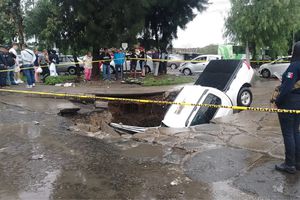 Cae camioneta en medio de un socavón en la colonia El Chamizal, en Ecatepec