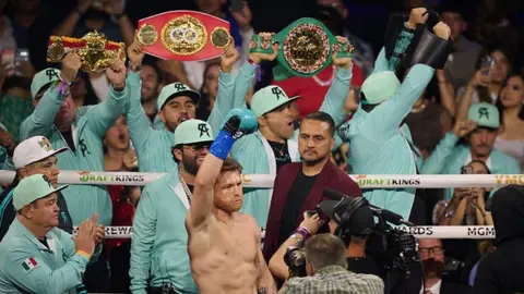 Jeque árabe confirma que planean pelea de Canelo Álvarez ante Terence Crawford este año