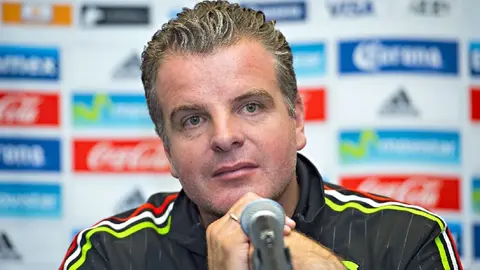 Chivas sondea a Dennis te Kloese como posible reemplazo de Fernando Hierro