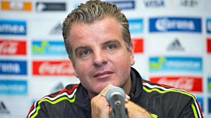 Chivas sondea a Dennis te Kloese como posible reemplazo de Fernando Hierro