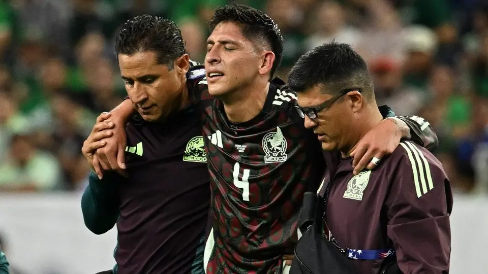 ¿Se pierde Copa América? Edson Álvarez llegó con muletas a la concentración del Tricolor