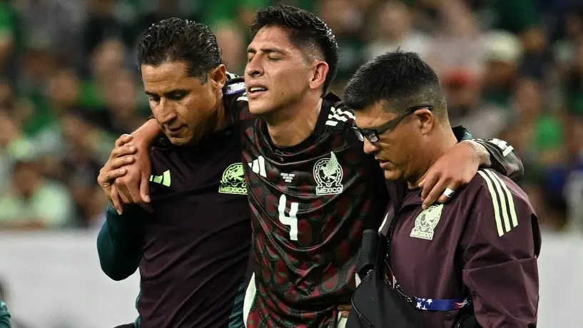 ¿Se pierde Copa América? Edson Álvarez llegó con muletas a la concentración del Tricolor