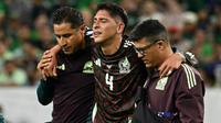¿Se pierde Copa América? Edson Álvarez llegó con muletas a la concentración del Tricolor
