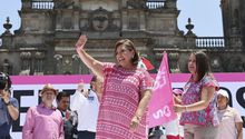 Xóchitl Gálvez se presenta ante 95 mil personas en el Zócalo de la Ciudad de México