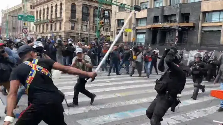 VIDEO: Comerciantes ambulantes se enfrentan contra policías ¡Esta es la razón!