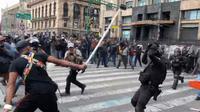 VIDEO: Comerciantes ambulantes se enfrentan contra policías ¡Esta es la razón!