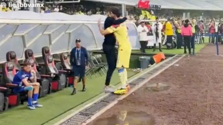 Henry Martín consuela a Anselmi y a Rotondi tras la victoria de América en la Final