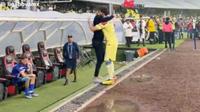 Henry Martín consuela a Anselmi y a Rotondi tras la victoria de América en la Final