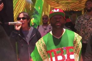 Floyd Mayweather sorprendió al hacer su ring walk acompañado por Natanael Cano