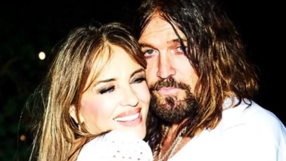 La actriz Elizabeth Hurley y el cantante Billy Ray Cyrus comenzaron su relación tras conocerse durante el rodaje de una película navideña. /  @elizabethhurley1