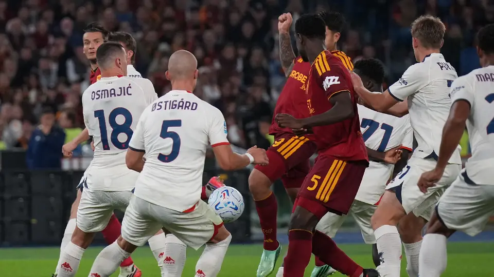 Johan Vásquez y Genoa caen ante la Roma con un golazo de otro planeta incluido