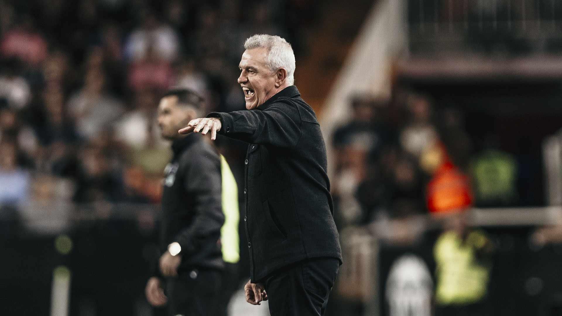 VIDEO: Javier Aguirre se encara con la afición del Valencia: “¡No hay delanteros!”