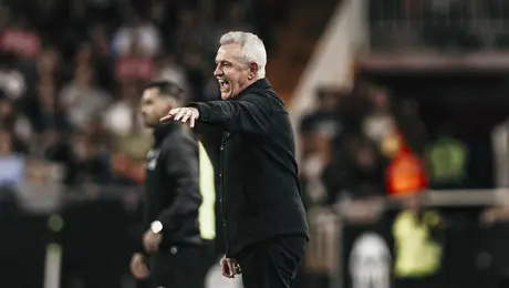 VIDEO: Javier Aguirre se encara con la afición del Valencia: “¡No hay delanteros!”