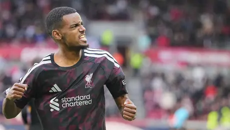 Liverpool remonta para vencer a un mermado Brentford, pero la victoria le salió muy cara