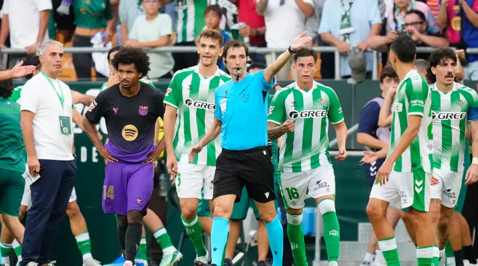 Polémica. Árbitro anula el golazo de Lo Celso por una mano anterior de Cucho Hernández ante el Barcelona | AP