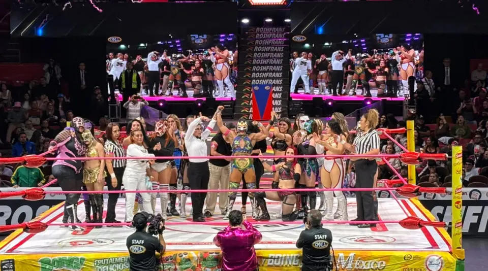 Olympia siendo celebrada por todo el roster de Amazonas del CMLL | Emiliano Cárdenas