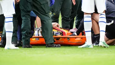 Escalofriante imagen: Así fue la aparatosa lesión de Dibu Martínez que lo obligó a dejar el juego del Chelsea en camilla