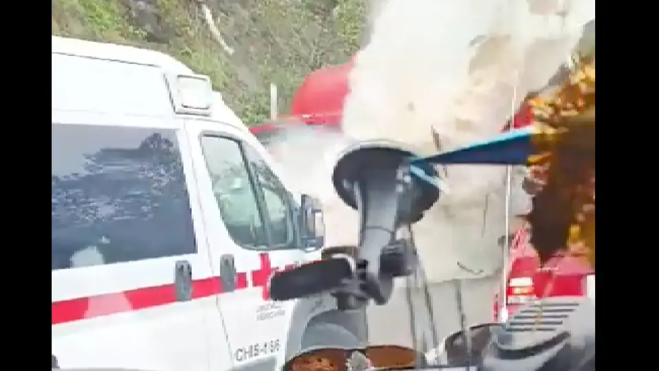 Un tráiler aparentemente sin frenos se fue a impactar contra otros vehículos y los cuerpos de emergencia / Especial