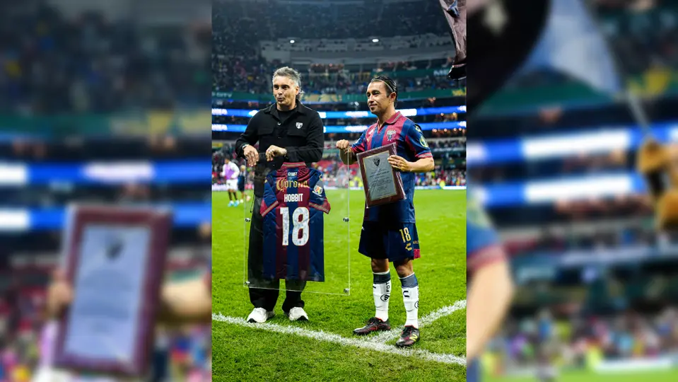 Christian 'Hobbit' Bermúdez, jugador del Atlante, recibiendo homenaje ante Pumas | IMAGO7