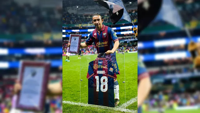 Christian 'Hobbit' Bermúdez, jugador del Atlante, recibiendo homenaje ante Pumas | IMAGO7