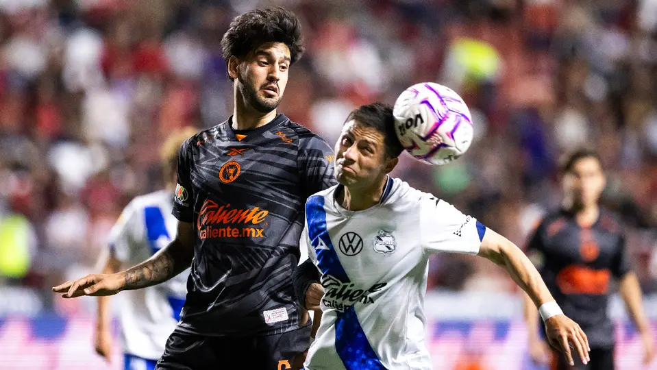 Bryan Garnica disputando el balón ante un rival en el Xolos vs Puebla | IMAGO7