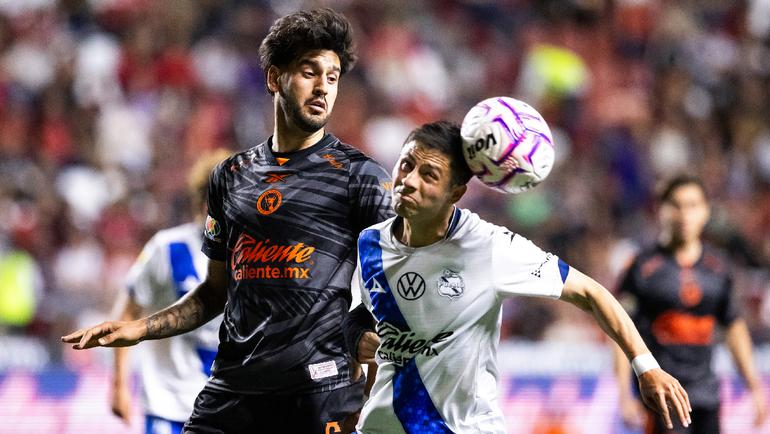 Bryan Garnica disputando el balón ante un rival en el Xolos vs Puebla | IMAGO7