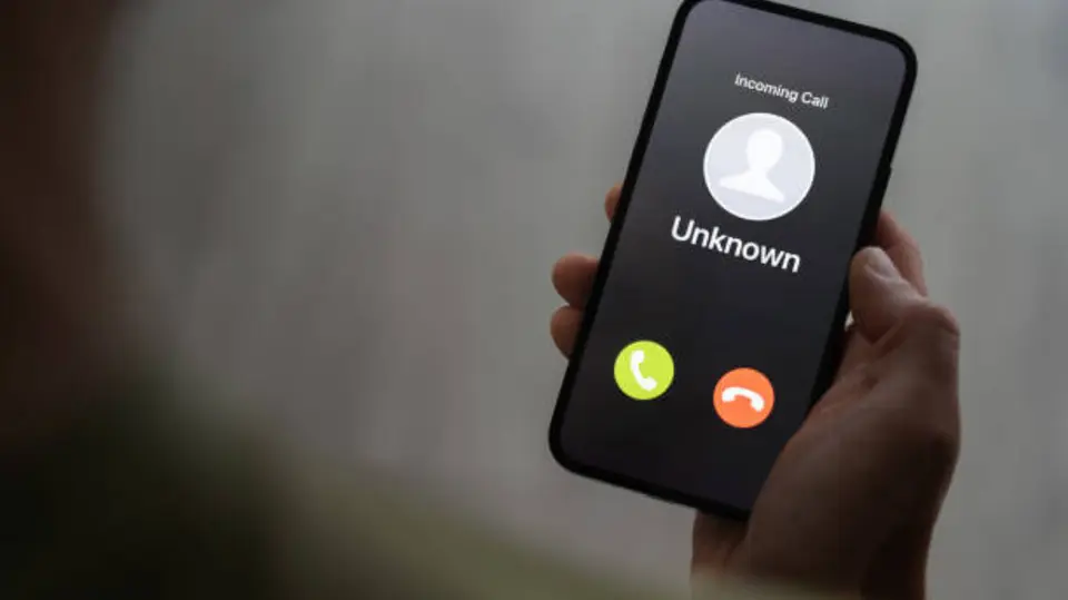 La clonación de voz con inteligencia artificial permite generar audios que imitan a familiares o personas conocidas. / iStock