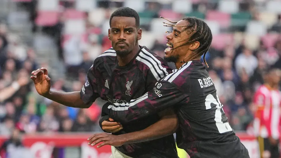 Isak celebrando su gol en la Premier League ante el Brentford | AP