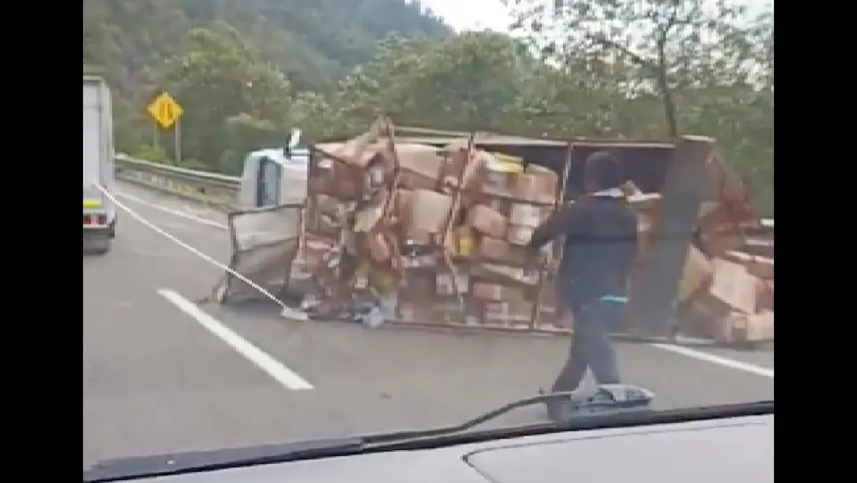 La volcadura de una camión fue el primer accidente en la zona / Especial