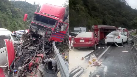 VIDEO: Tráiler embiste vehículos y cuerpos de emergencia en Chiapas; hay dos muertos