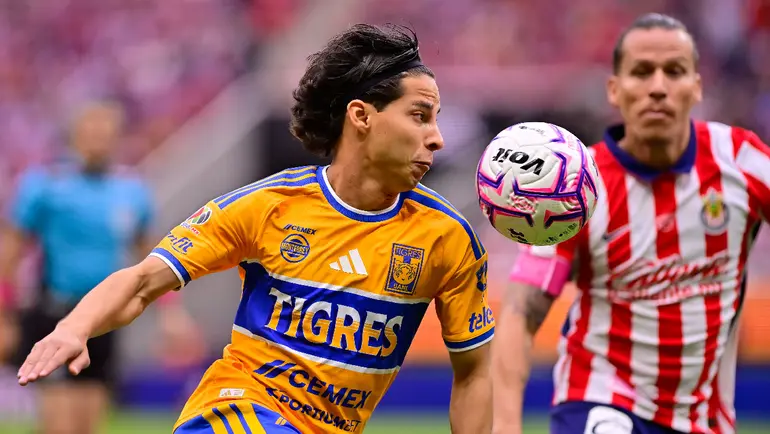 Diego Lainez, jugador de Tirges, disputando un balón ante el Oso González, de Chivas | MEXSPORT