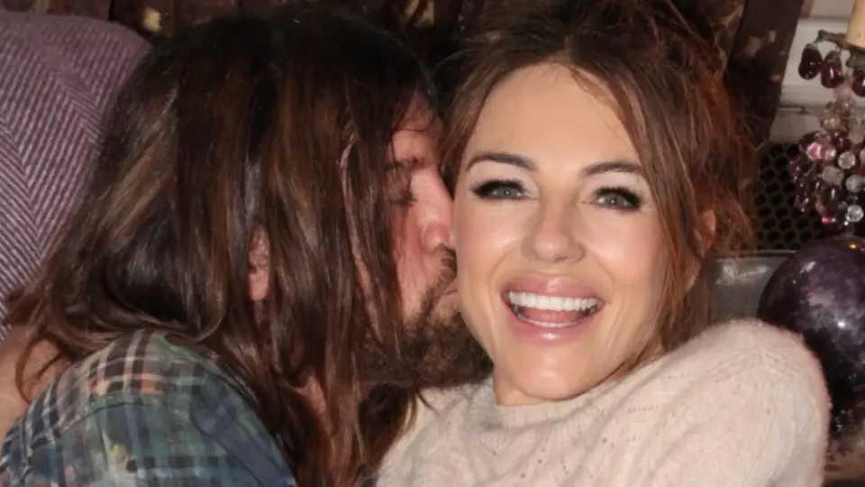 Billy Ray Cyrus, padre de Miley Cyrus, se compromete con Elizabeth Hurley