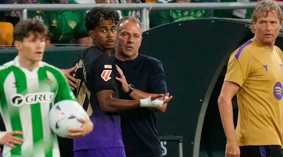 Lamine Yamal y Hansi Flick en el Betis vs Barcelona de LaLiga | AP