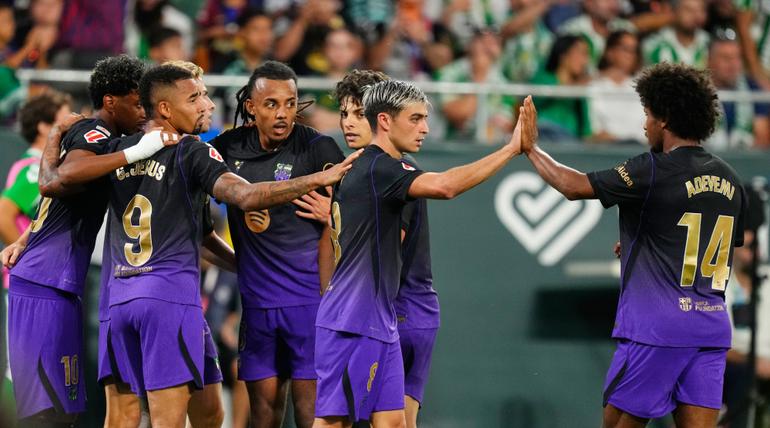 Jugadores del Barcelona celebran el gol de Gabriel Jesús ante el Betis | AP