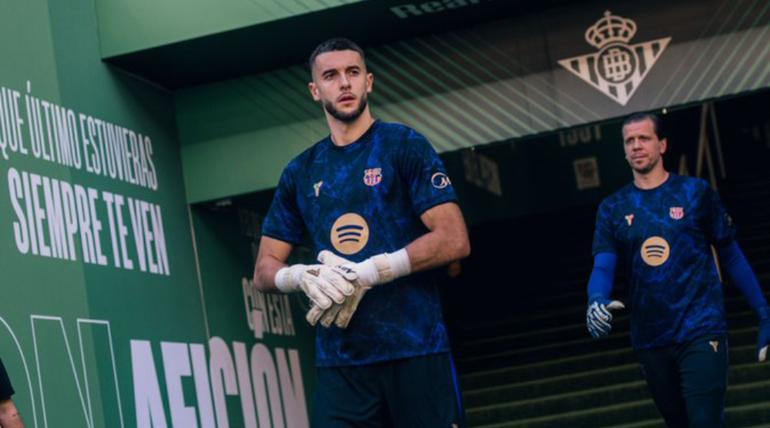 Joan García saliendo a calentar para enfrentar al Betis | x:@Barcelona