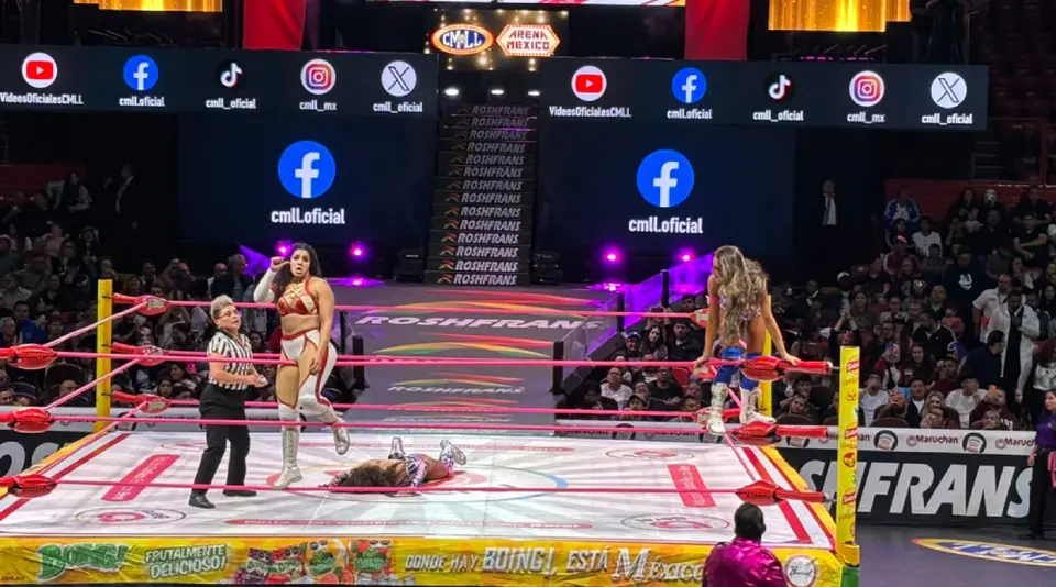 Persephone y Britt Baker celebrando su triunfo ante Tessa Blanchard y Thunder Rosa | Emiliano Cárdenas