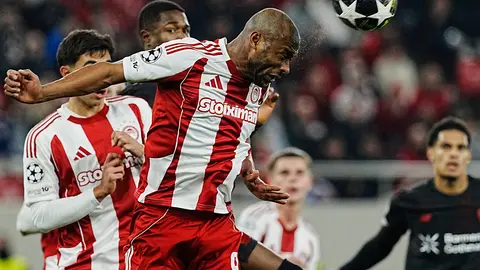 Olympiacos en su derrota en la Ida de los Playoffs de Champions I AP