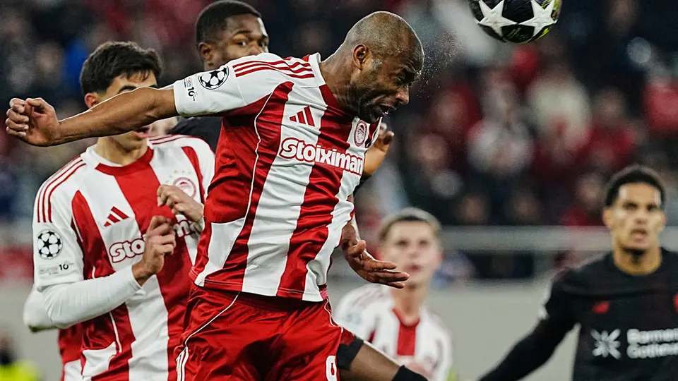 Olympiacos en su derrota en la Ida de los Playoffs de Champions I AP