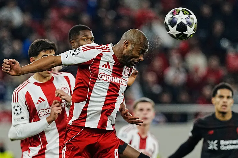 Olympiacos en su derrota en la Ida de los Playoffs de Champions I AP